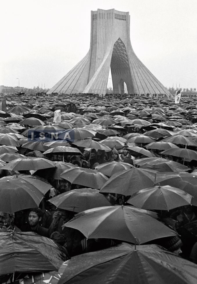 عکسی تاریخی از حضور مردم در میدان آزادی در 58