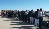 صف‌کشیِ تحقیرآمیز زیر آفتاب سوزانِ ایرانشهر