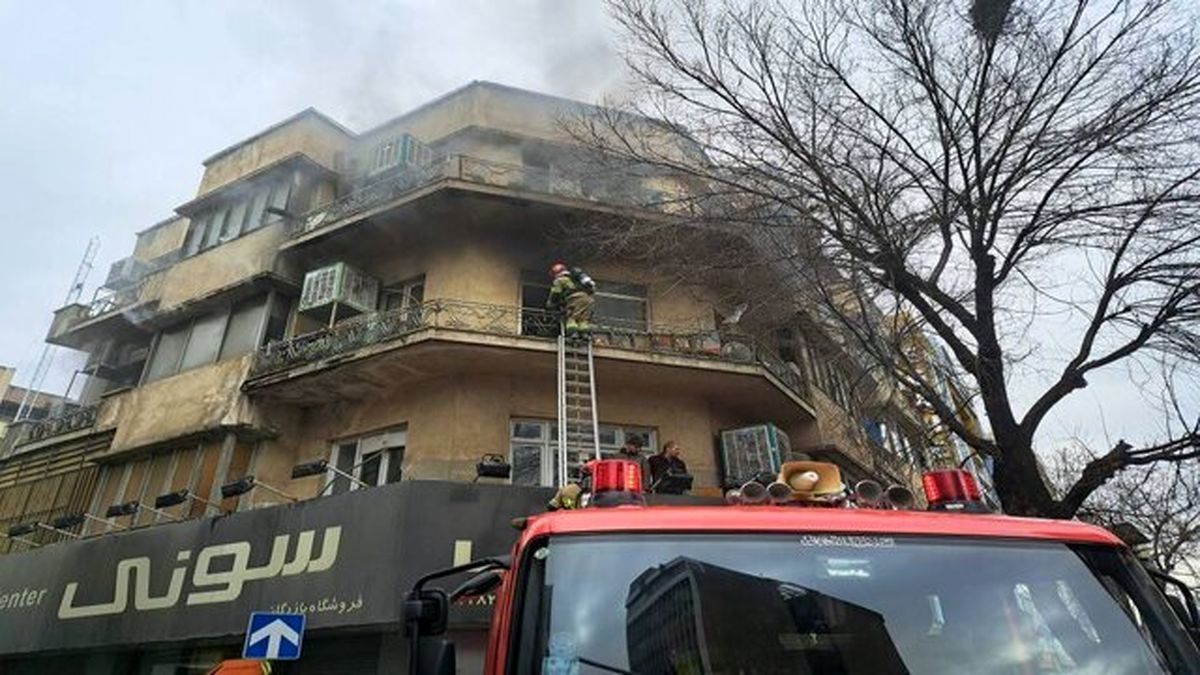 حادثه آتشسوزی مغازهای در خیابان جمهوری