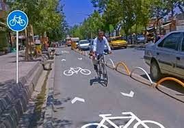 خوش شانسی باور نکردنی یک دوچرخه سوار وسط خیابان!