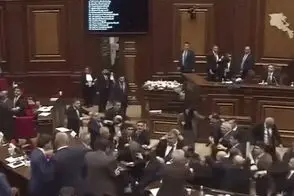 دعوای خانوادگی، پارلمان ارمنستان را به رینگ بوکس تبدیل کرد!