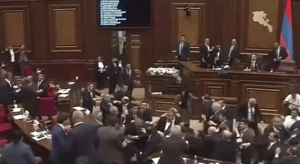 دعوای خانوادگی، پارلمان ارمنستان را به رینگ بوکس تبدیل کرد!