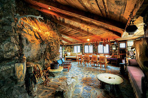 معماری جادویی هوشنگ سیحون، کلبه‌ای که روی کوه آویزونه!