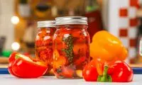طرز تهیه ترشی فلفل دلمه؛ یک چاشنی خوشمزه و رنگارنگ