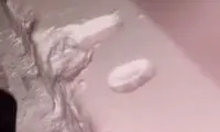 ببینید: جای صورتِ چند دوست روی برف