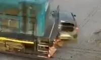 لحظه برخورد شدید قطار با یک خودرو