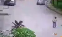 تصویری دلخراش از لحظه برخورد دو کودک با کامیون