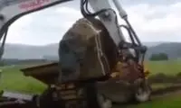 له‌شدن کامیون به خاطر اشتباه راننده لودر