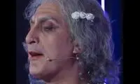 ژوله با گریم زنانه مقابل تماشاگران ظاهر شد