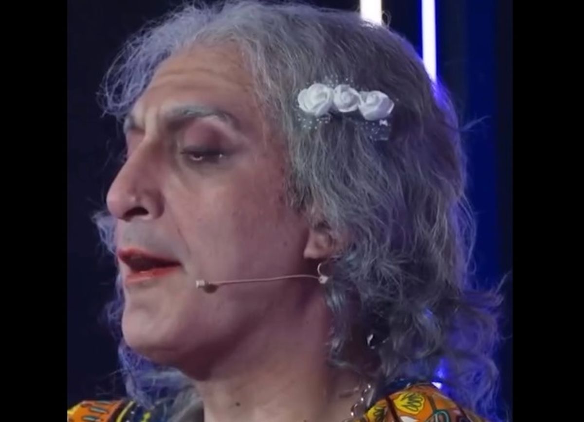 ژوله با گریم زنانه مقابل تماشاگران ظاهر شد