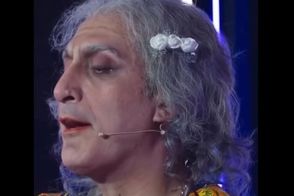 ژوله با گریم زنانه مقابل تماشاگران ظاهر شد