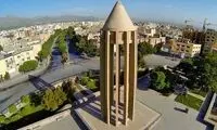 تصویری زیبا از آرامگاه بوعلی سینا در یک روز برفی
