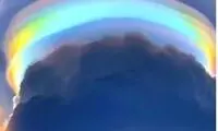 نمایی شگفت‌انگیز از ابرهای رنگین‌کمانی