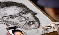 آرایشگری که با مو، پرتره می‌کشد 