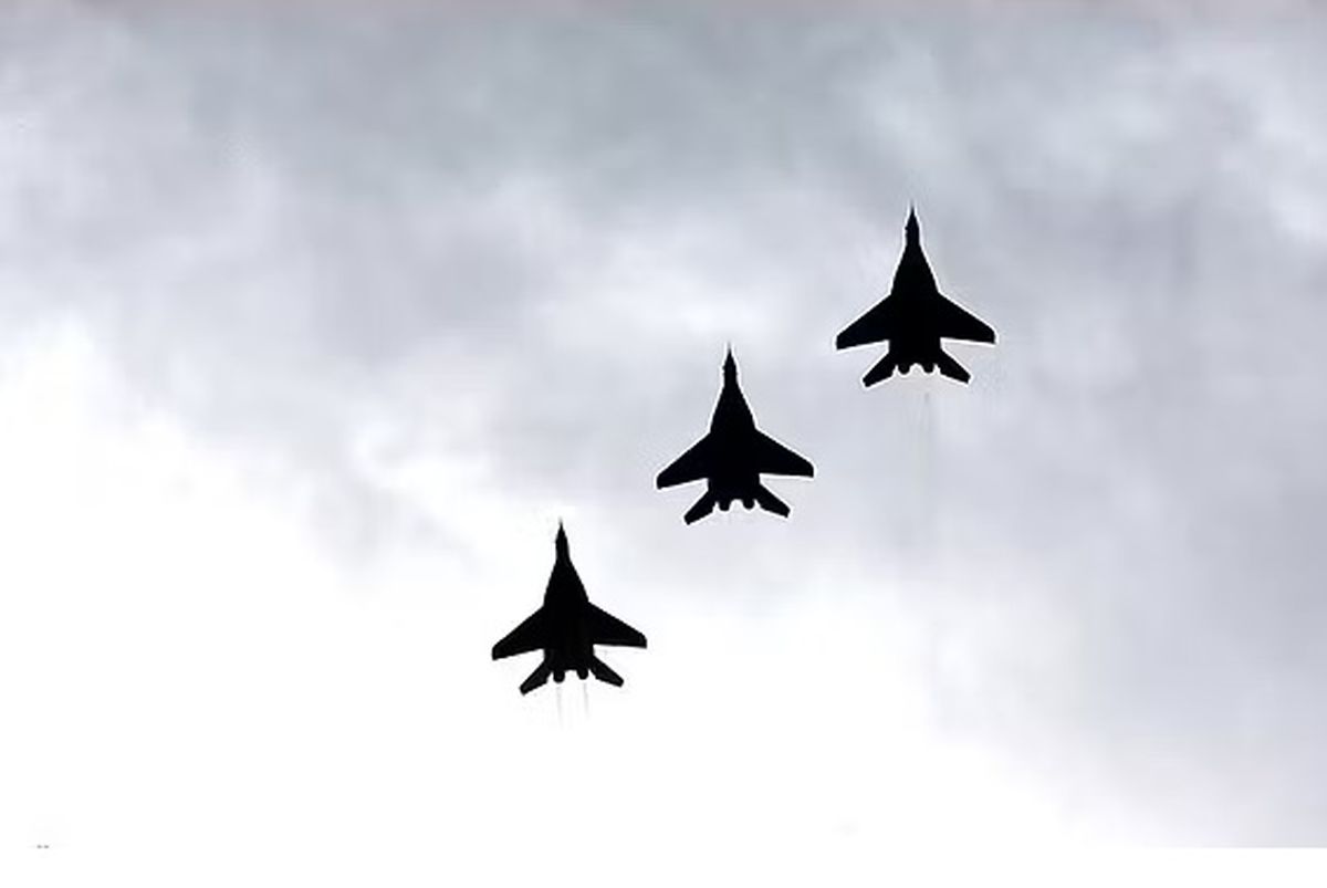 یک جنگنده بر فراز آسمان تهران به پرواز درآمد