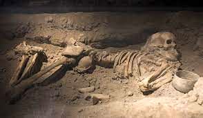 اسکلت ۴ هزار ساله یک زن با نوزادش در شکم 