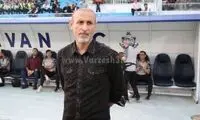 قابی از چهره مغموم یحیی با پیراهن مشکی