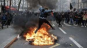 ویدئویی جنجالی از لحظه سوختن فرانسه در آتش خشم معترضان!