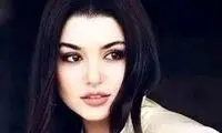 ژست خاص هانده ارچل با پوستر عکس خودش