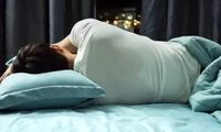 دلیل پنهان عرق کردن زیاد در خواب که نمی‌دانستید!