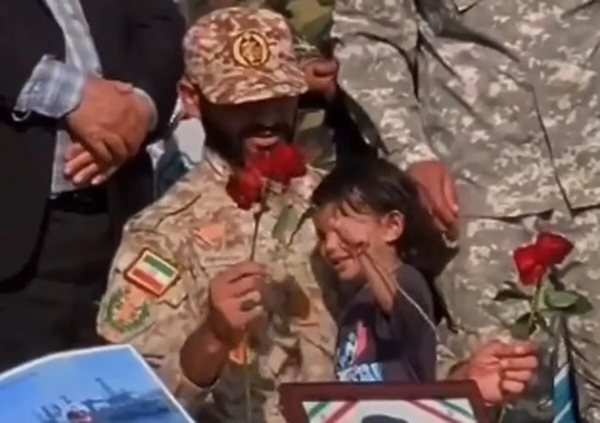 بازیگوشی دختر تکاور شهید بر بالین پیکر پدرش