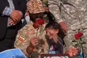 بازیگوشی دختر تکاور شهید بر بالین پیکر پدرش 