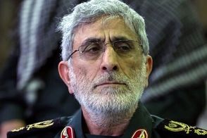 سردار قاآنی در لحظه دریافت درجه سرتیپی از رهبری