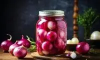ترشی پیاز؛ ترفند خوش رنگ شدن این خوشمزه زمستانی