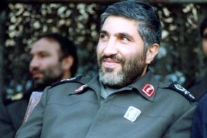 سردار احمد کاظمی سوار بر اسب در جبهه جنگ