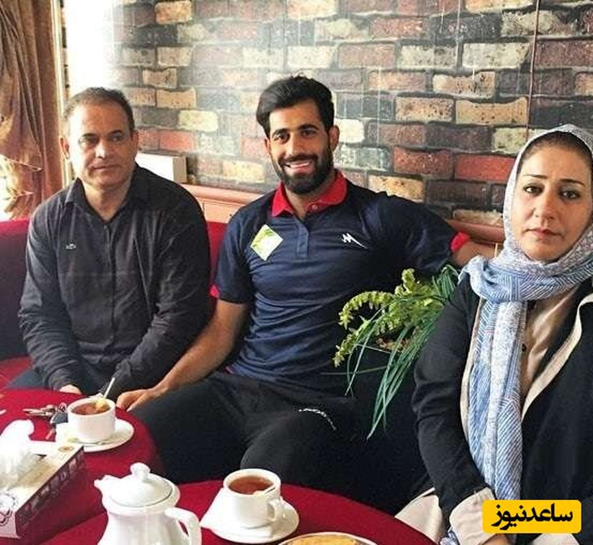 تبریک کنعانی‌زادگان با لهجه جنوبی در آغوش مادرش