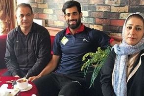 تبریک کنعانی‌زادگان با لهجه جنوبی در آغوش مادرش