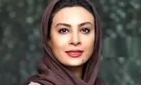 ژست زیبای بازیگر زن تلویزیون در یک رستوران 