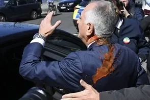 چهره کسی که امروز به رضا پهلوی حمله کرد