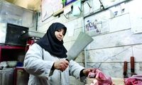 تلاش دو زنِ قصاب برای قطع پای دزد مسلح!
