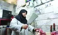 تلاش دو زنِ قصاب برای قطع پای دزد مسلح!