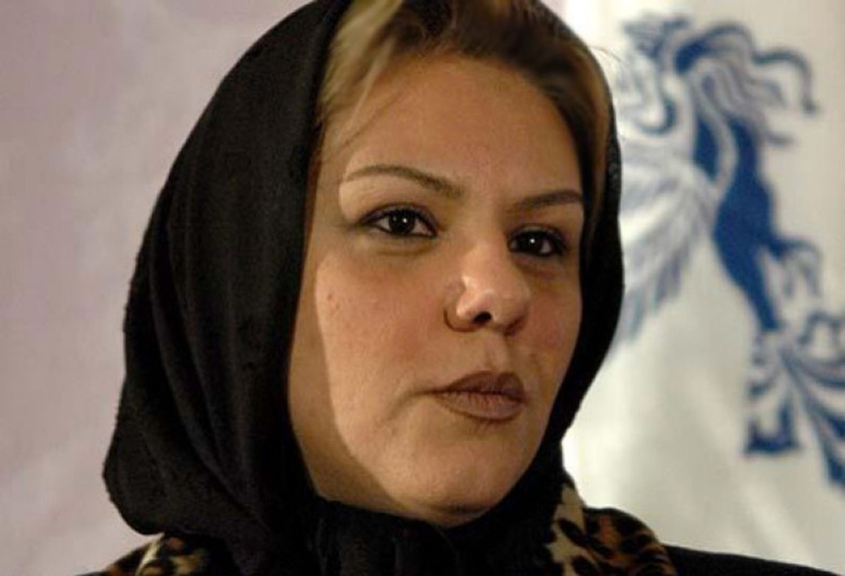 بوسه افسانه چهرهآزاد بر پوستر مادربزرگش