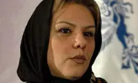 بوسه افسانه چهره‌آزاد بر پوستر مادربزرگش 