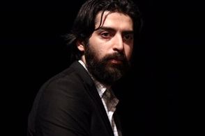 پیکر بامداد بیات روی دوش حامی و مانی رهنما تشییع شد