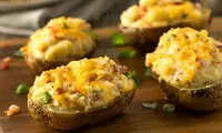 طرز تهیه سیب‌زمینی شکم‌پر پنیری با سس بشامل