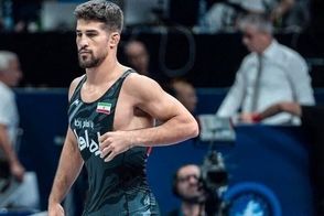 سر زیر بغل تماشایی یونس امامی برابر حریف ارمنستانی
