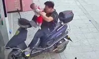 اقدام خطرناک و جنجالی یک پدر با فرزندش روی موتور!