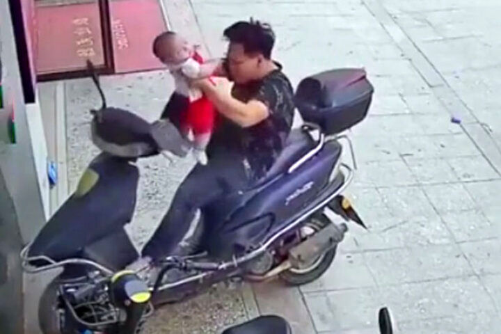 اقدام خطرناک و جنجالی یک پدر با فرزندش روی موتور!