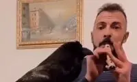 آوازخوانیِ شگفت‌انگیز کلاغ همراه با فلوت زنی