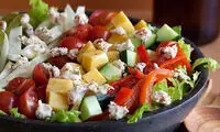 طرز تهیه سالاد یونانی اصل با چند ماده اولیه ساده