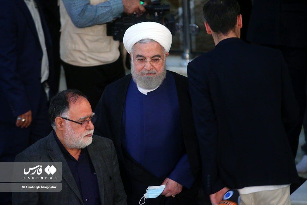 قابی جدید از حسن روحانی درحال سخنرانی رهبری