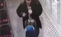 حمله وحشیانه یک مرد به کودک خردسال با مشت