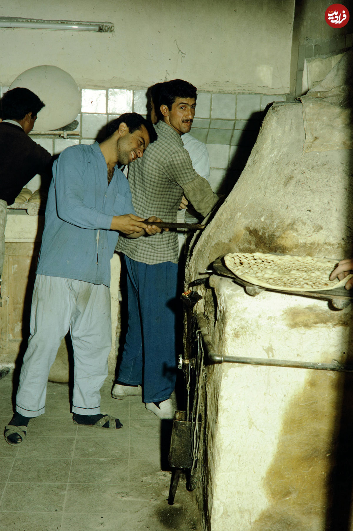 عکسی خاطرهانگیز از یک نانوایی در تهران سال ۱۳۴۵