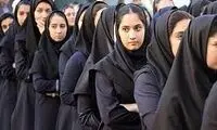 اقدام زیرکانه چند دانش‌آموز دختر روی تابلو اعلانات مدرسه