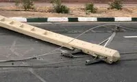 سقوط وحشتناک تیر چراغ برق وسط جاده چالوس