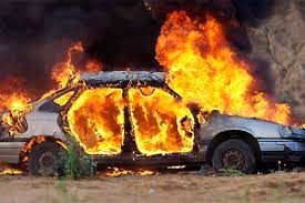 گرمای اهواز یک خودرو را به آتش کشید!